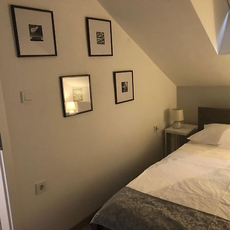 Petite Grey Apartment With Free Private Parking Zagreb Extérieur photo