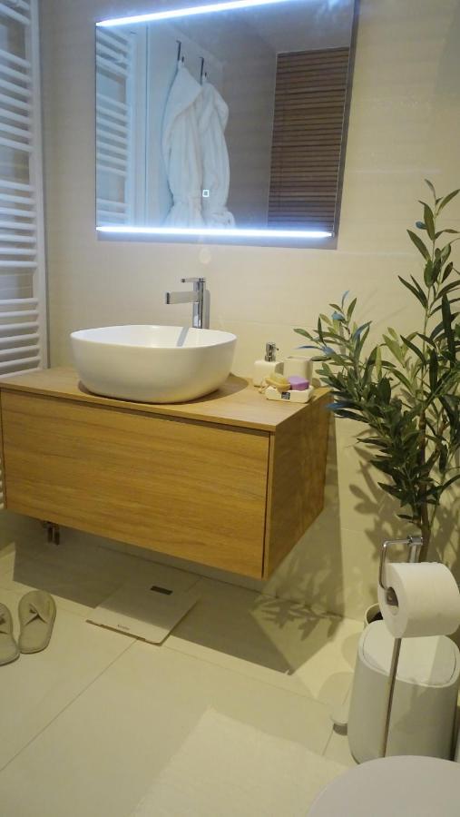 Petite Grey Apartment With Free Private Parking Zagreb Extérieur photo