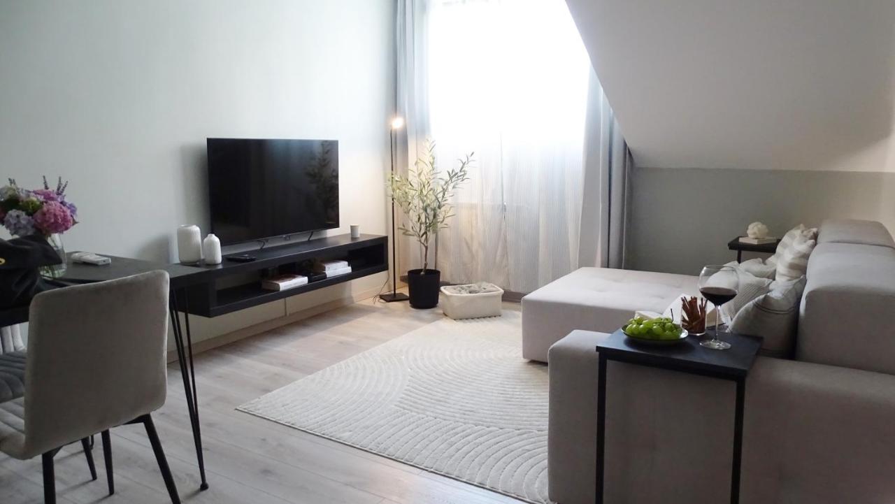 Petite Grey Apartment With Free Private Parking Zagreb Extérieur photo