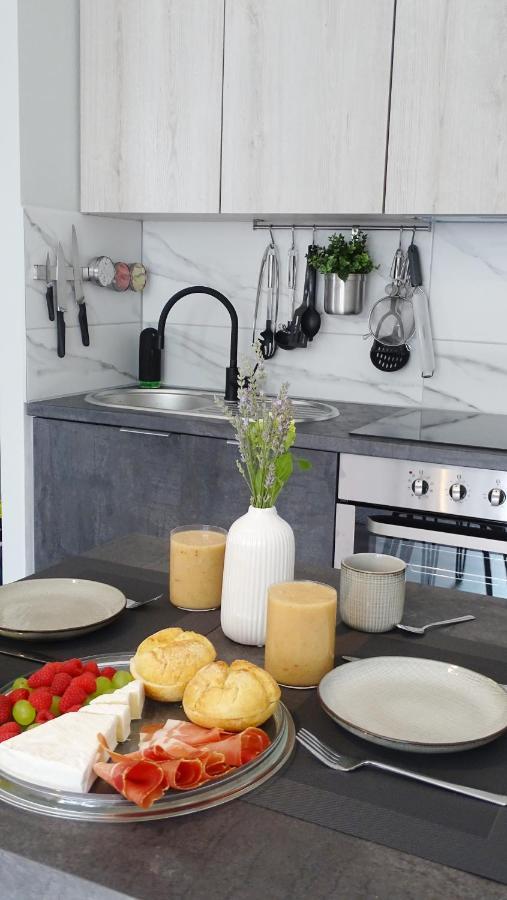Petite Grey Apartment With Free Private Parking Zagreb Extérieur photo