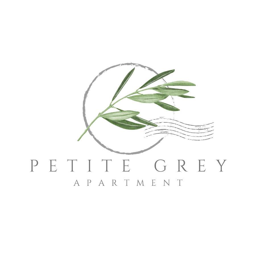 Petite Grey Apartment With Free Private Parking Zagreb Extérieur photo